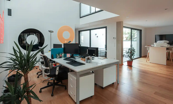L'équipe Lorweb au travail dans les locaux de l'agence
